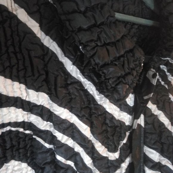 Puffy Crinkle Women's Reversible Black & White Vest Pleated in Front Stretchy - Picture 6 of 7